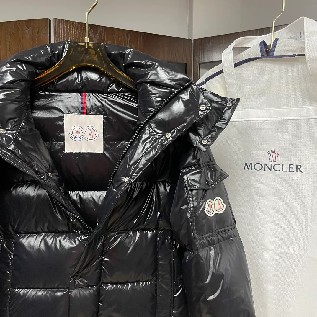 P390 Moncler/ 2026 70 、 。 DNA ， ， 。 Classic ， 、 。 Classic 70 。 Quality， 90 ，Premium Quality ， ，Black ！ Sizes M-3XL